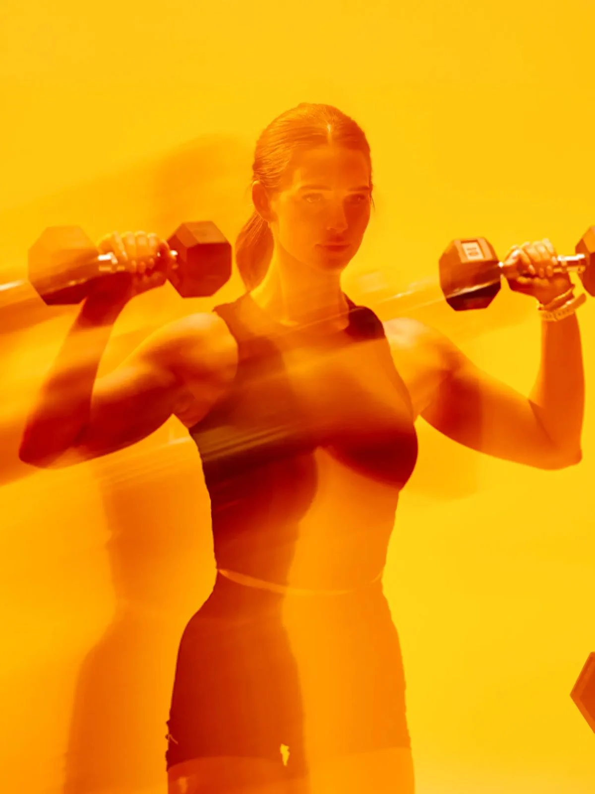 Atleta levantando una kettlebell en el gimnasio